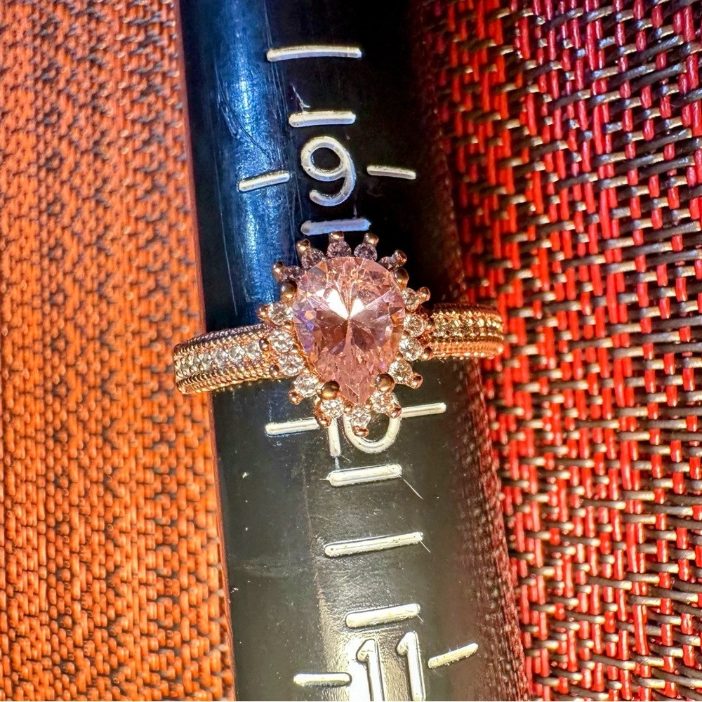 Fragrant Jewels Rose Gold Ring with Teardrop -Shaped Pink Gem